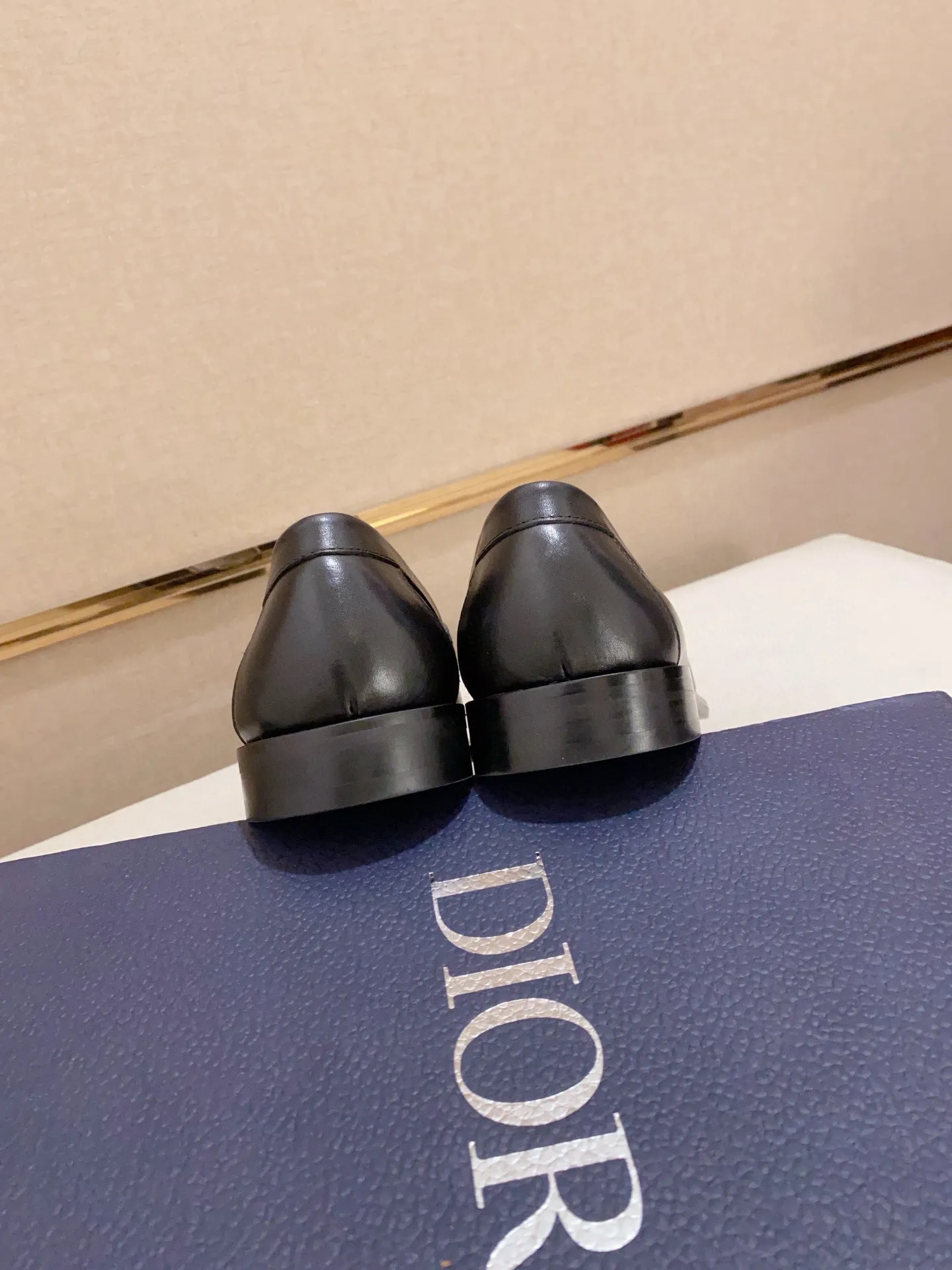 Factory price: 270 men's shoes 💰 High-end version of Dior Dior's new series. Famous actors and Internet celebrities wear super popular designs. They are designed with the sculptures of French artist Niki de Saint Phalle as rings. Material: Imported original material ➕Painted cowhide Foot pads: cowhide Outsole: Rubber outsole Men's shoe size: 38~44 Can be customized to size 45